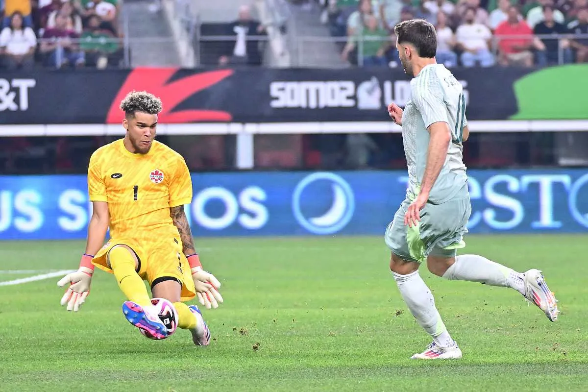 Santi Giménez no será titular en la Nations League