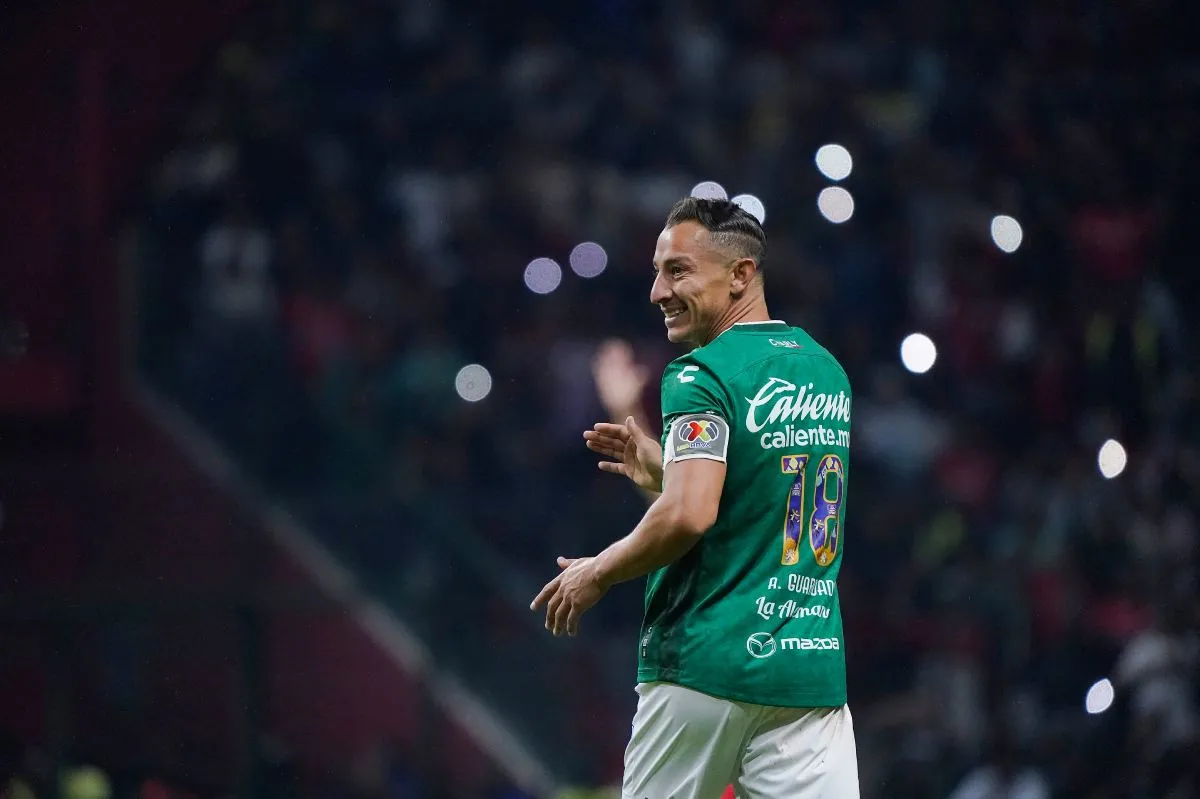 Andrés Guardado en partido con León