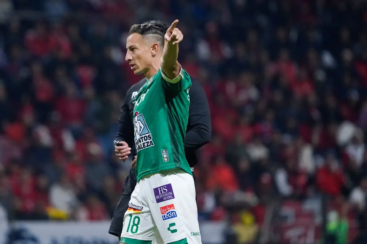 Andrés Guardado en partido con León