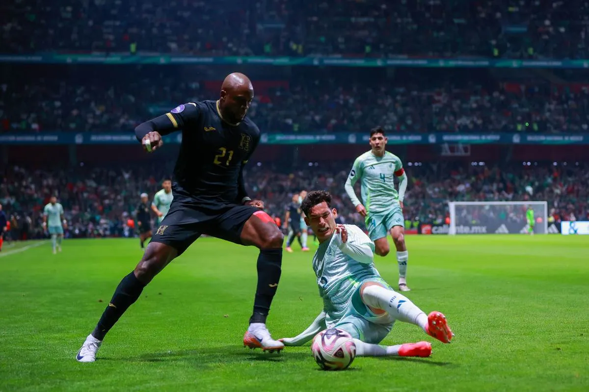 Chiquete Orozco en partido contra la Selección de Honduras