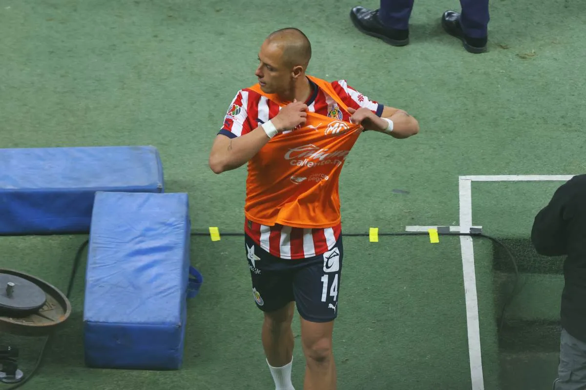 Chicharito en partido con Chivas en el Apertura 2024