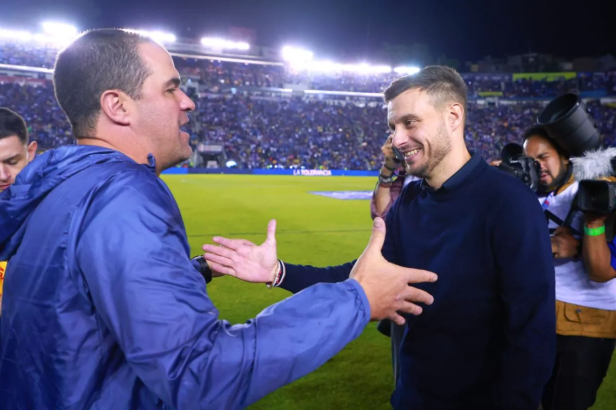 André Jardine y Martín Anselmi en saludo previo a un partido