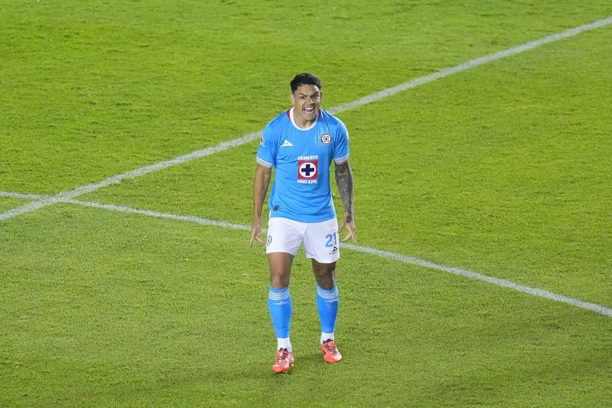 Toro Fernández en partido con Cruz Azul
