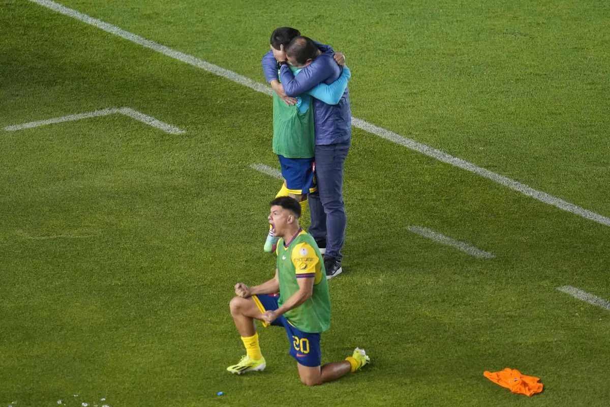 André Jardine y Brian Rodríguez en celebración