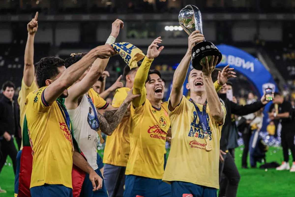 Jugadores de América en celebración del tricampeonato