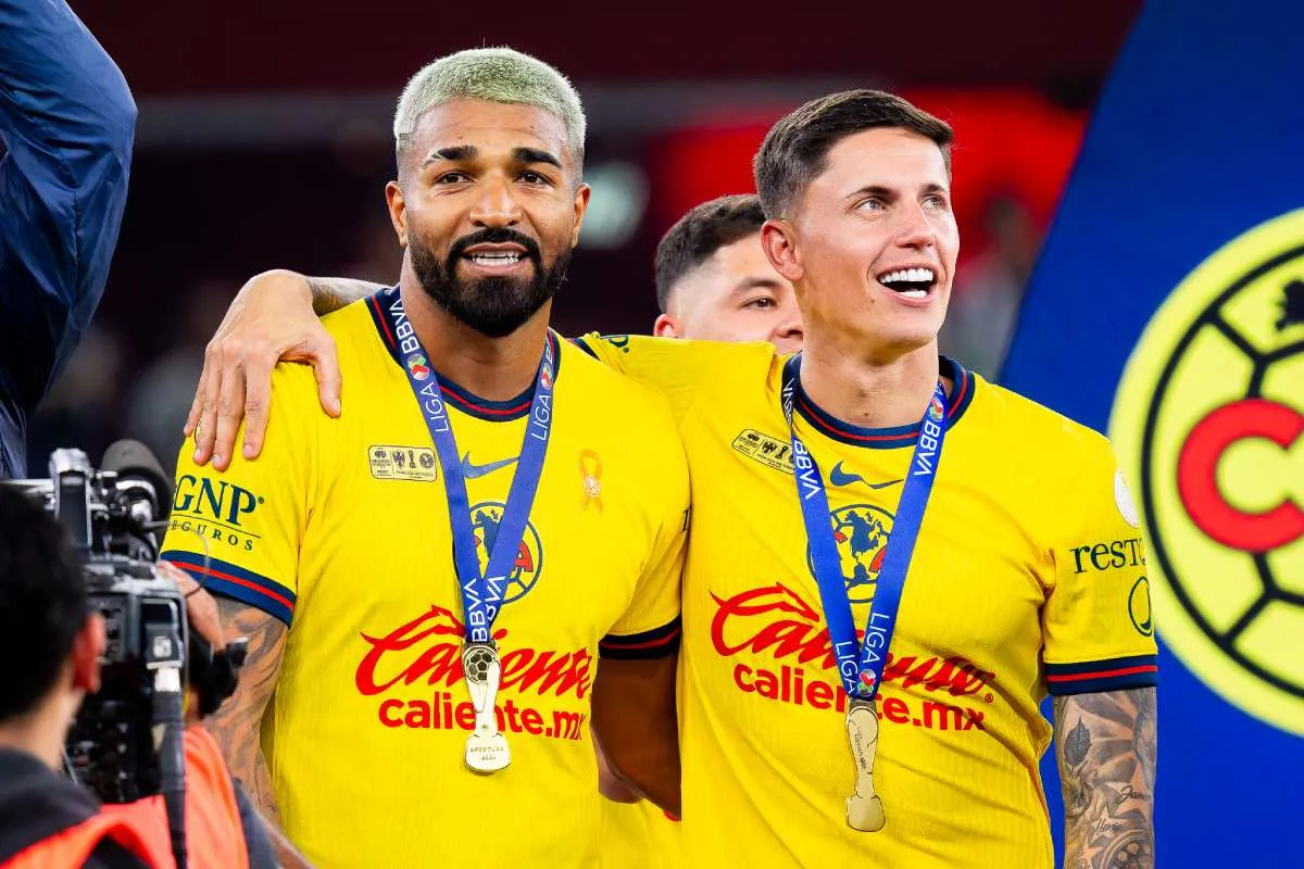 Rodrigo Aguirre y Brian Rodríguez en celebración con América