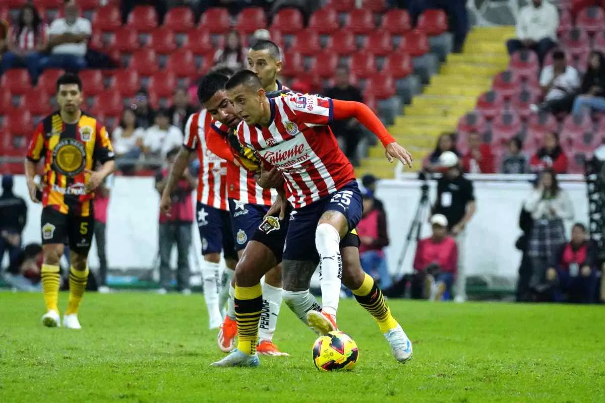 Roberto Alvarado con Chivas