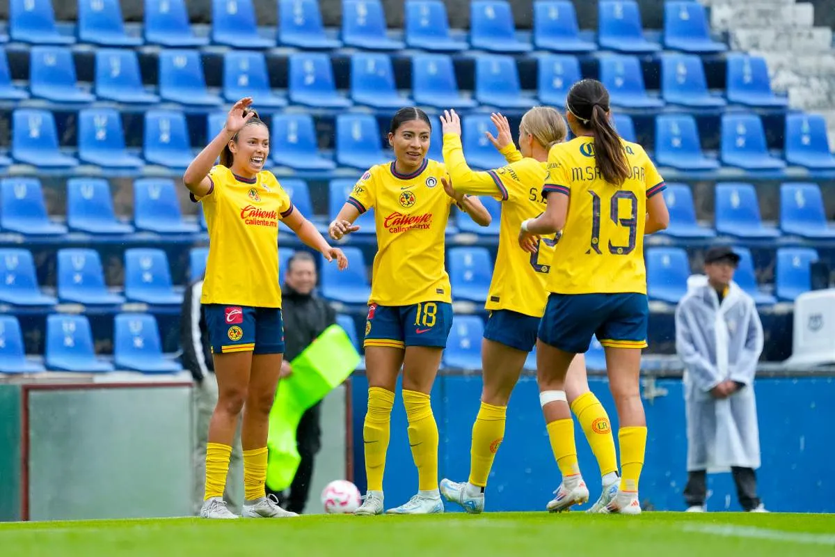 Jugadoras de América en festejo de gol