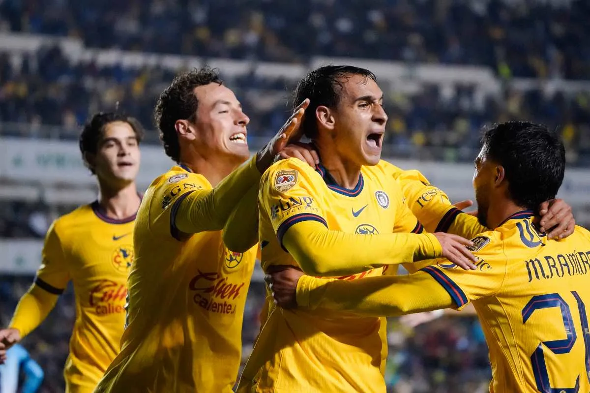 Jugadores de América en festejo de gol