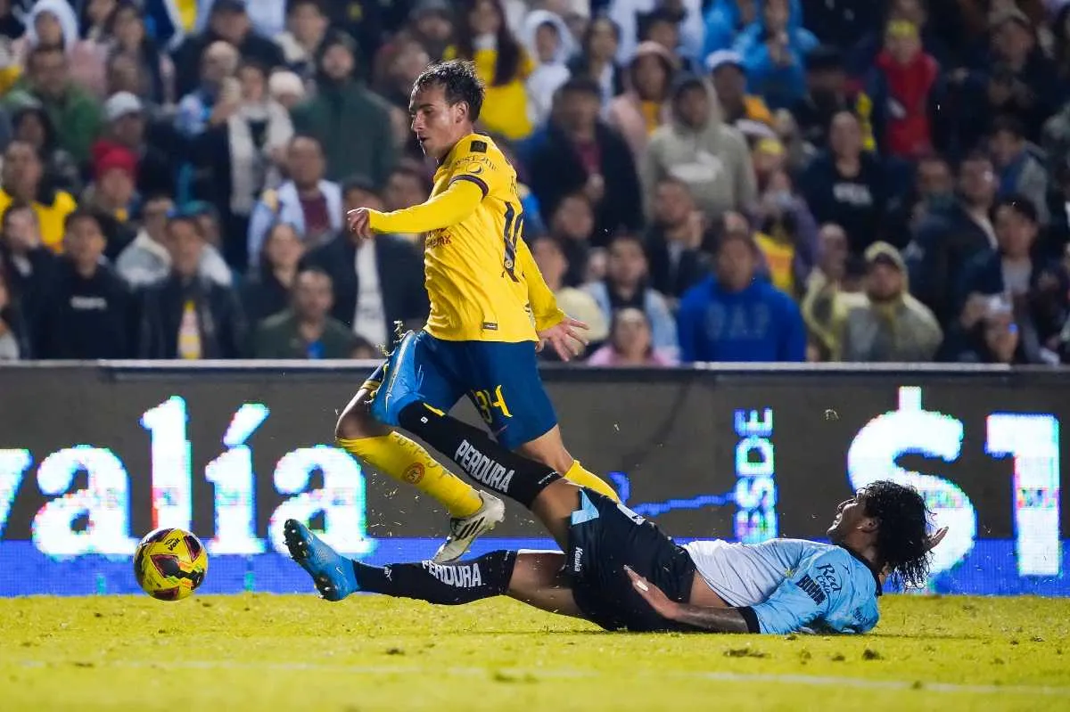 Álvarez en partido contra los Gallos Blancos de Querétaro
