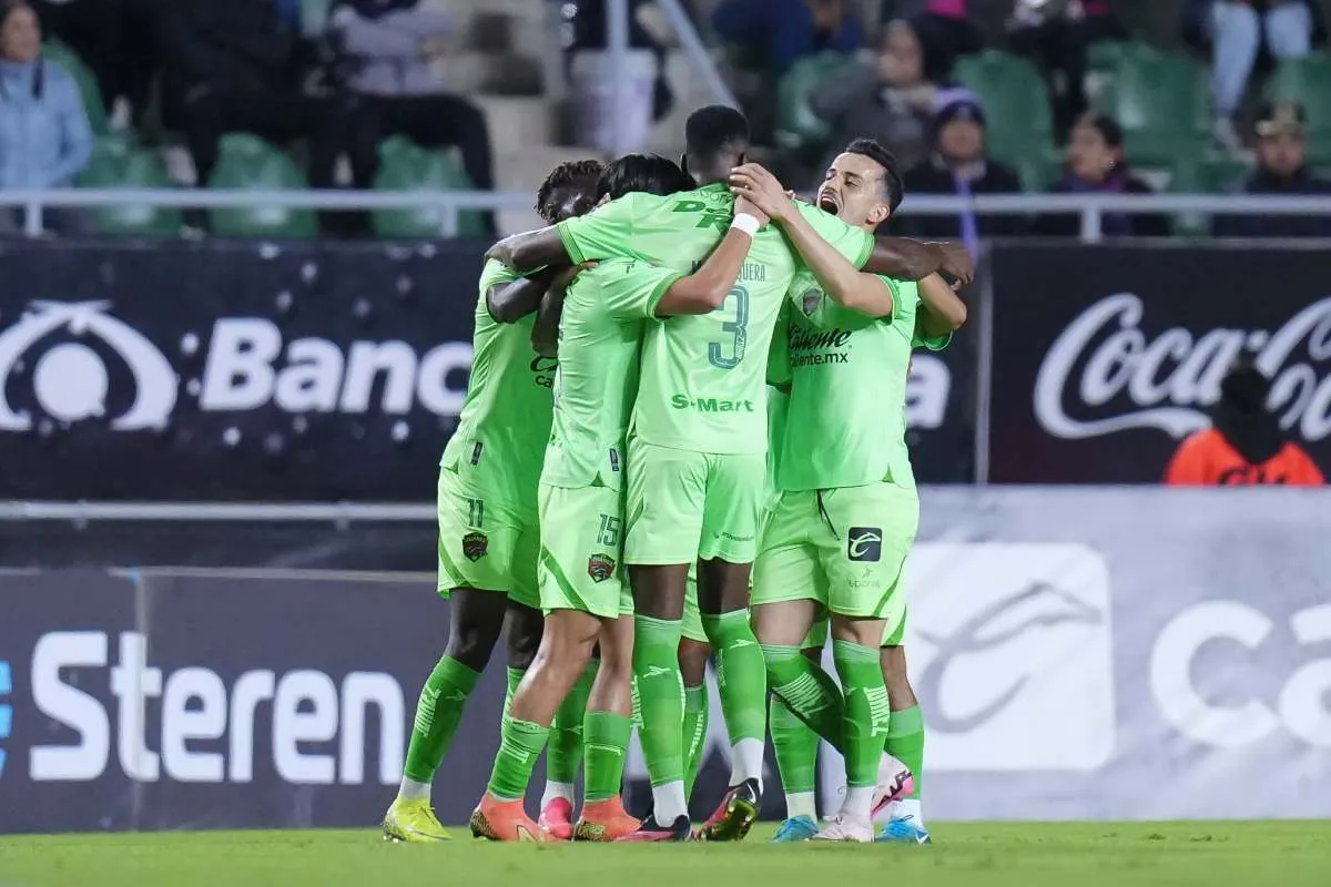 Jugadores de FC Juárez en festejo de gol