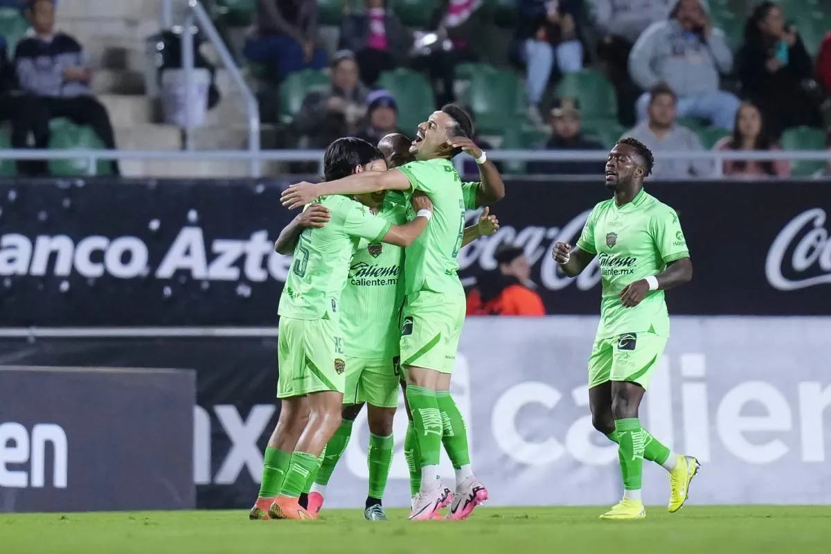 Jugadores de Juárez celebran gol