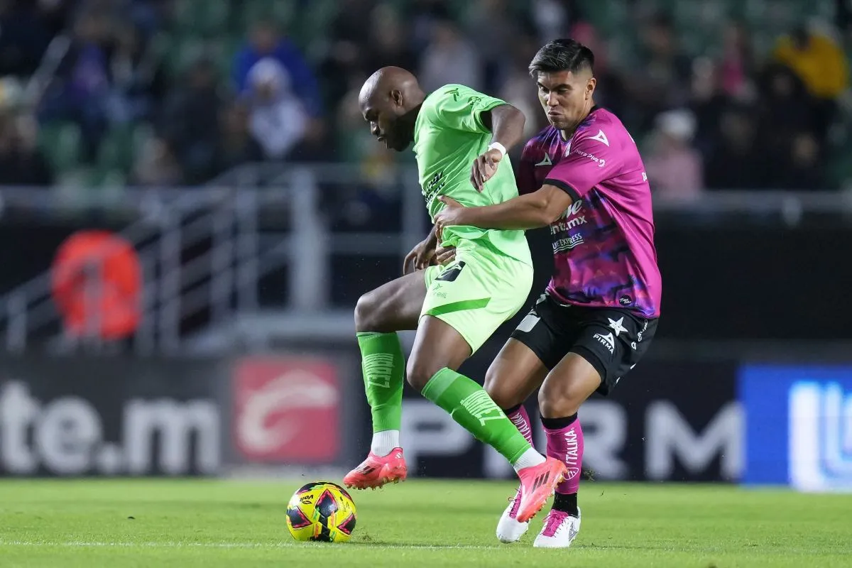 Jugadores de Juárez y Mazatlán en partido del Clausura 2025