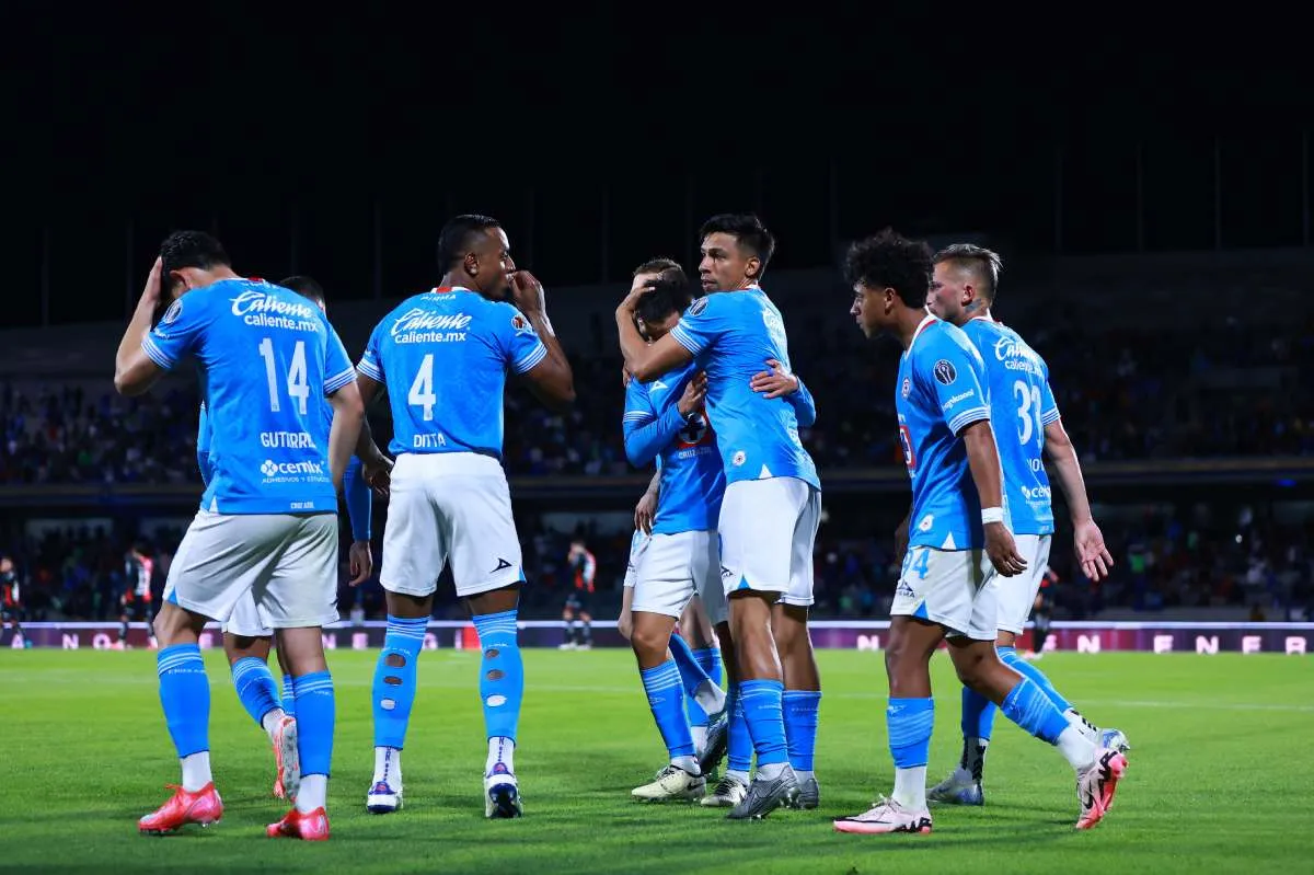 Jugadores de Cruz Azul en festejo de gol