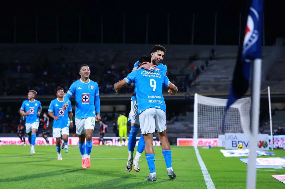Jugadores de Cruz Azul celebran con Ángel Sepúlveda