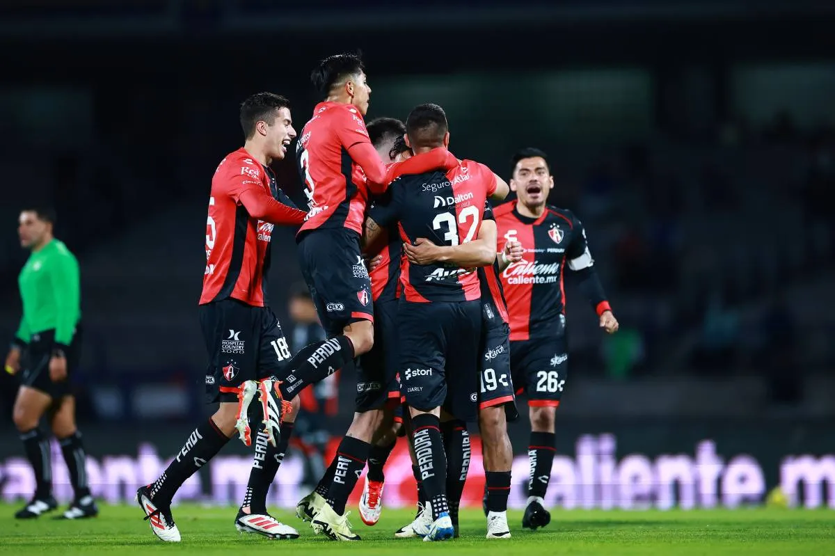 Jugadores de Atlas en celebración de partido