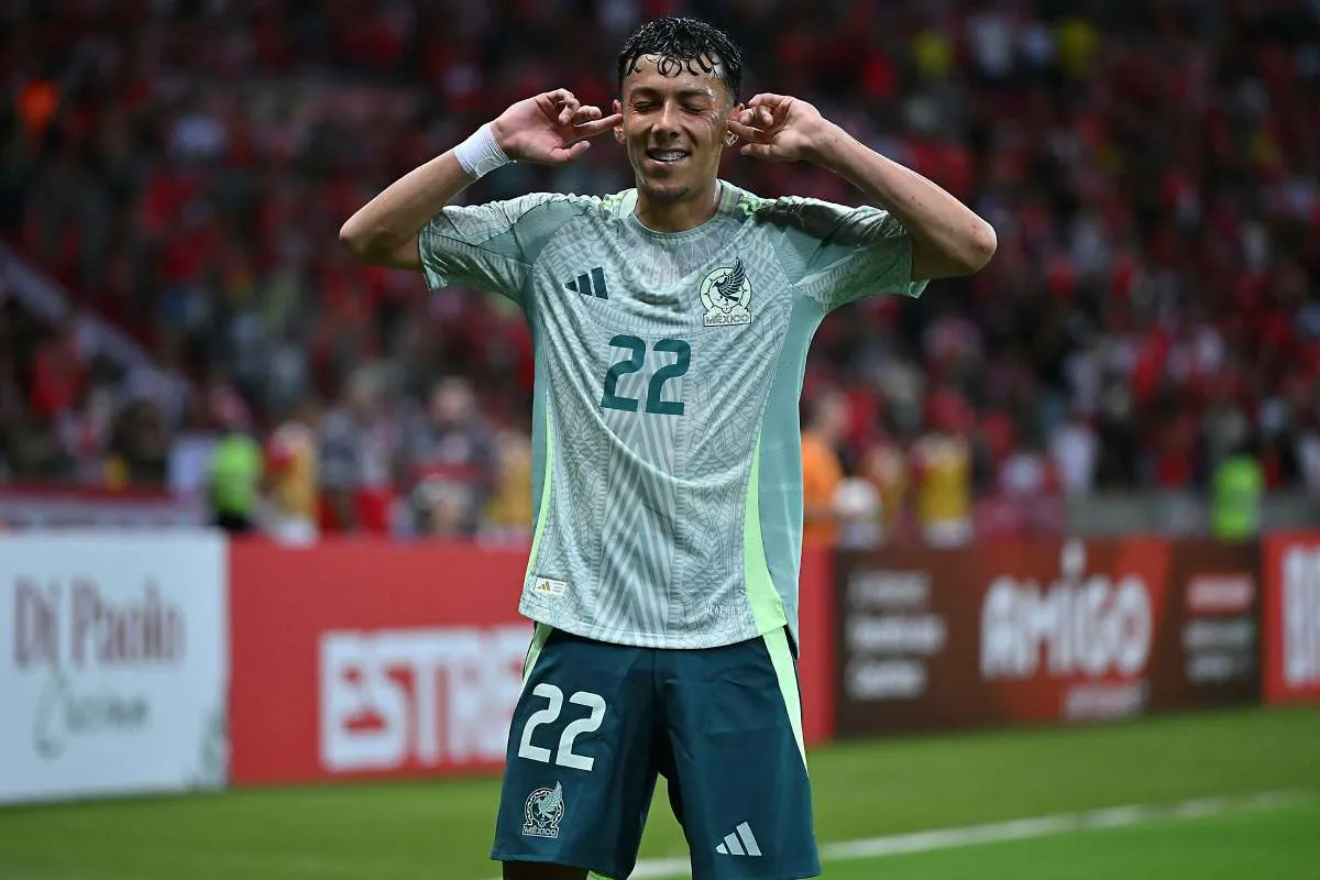 Ruvalcaba en celebración de gol con la Selección Mexicana