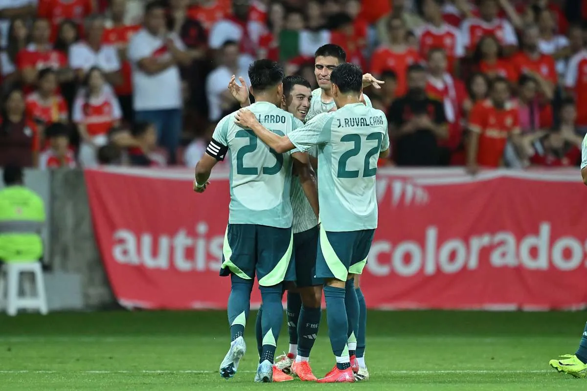 Jugadores de Selección Mexicana celebran el gol de Erik Lira