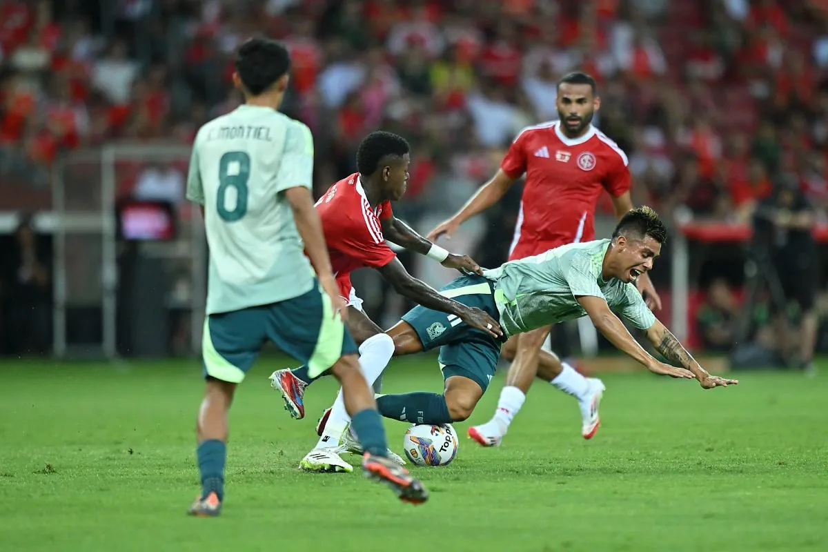 Efraín Álvarez en el partido de la Selección Mexicana ante Inter