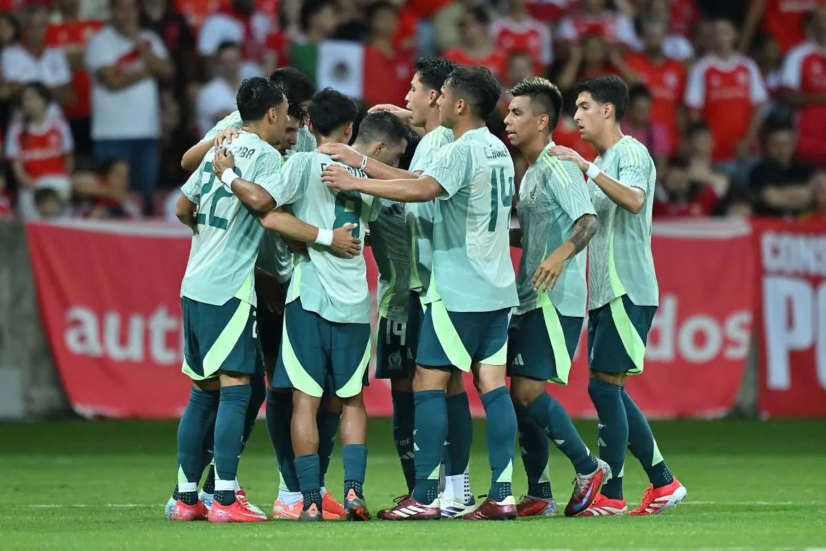 Jugadores de Selección Mexicana en celebración de gol