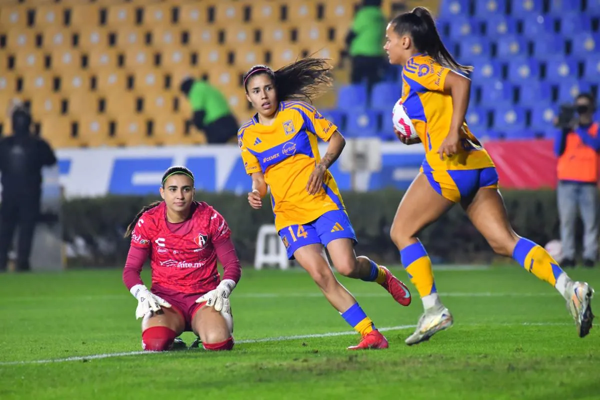 Tigres en celebración de gol ante Atlas