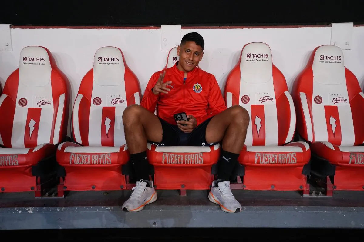 Romo en el banquillo en su primer partido con Chivas