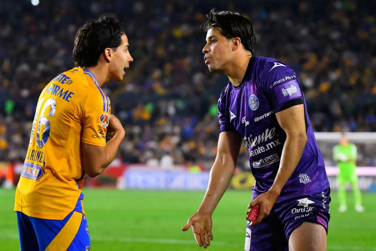 Diego Lainez y Bryan Colula en discusión