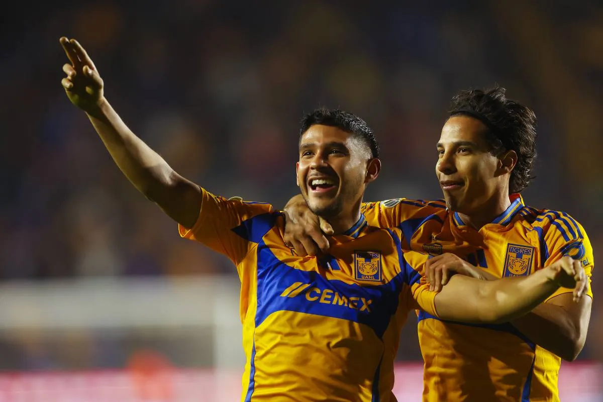 Jesús Ángel Garza y Diego Lainez en festejo de gol