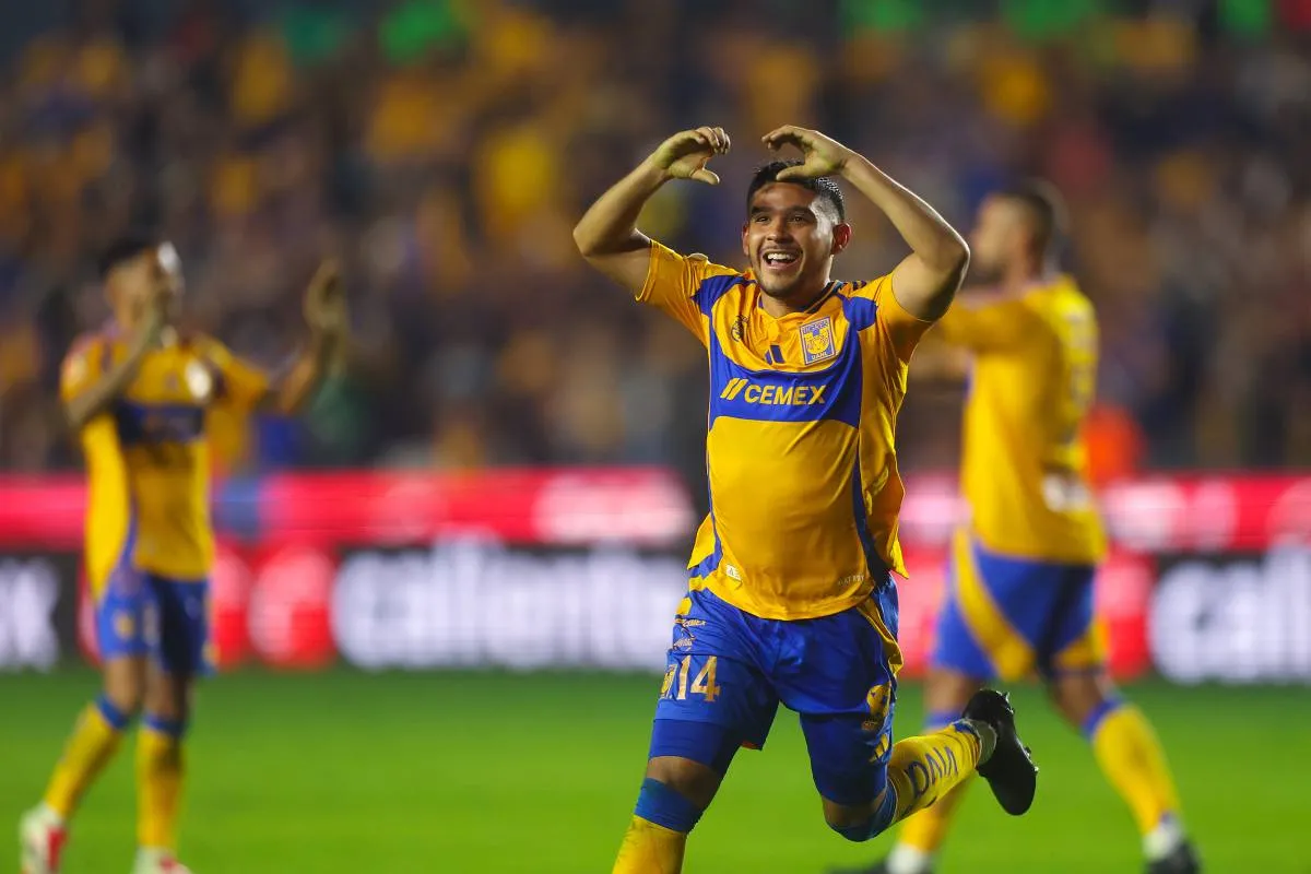 Jesús Ángel Garza en festejo de gol