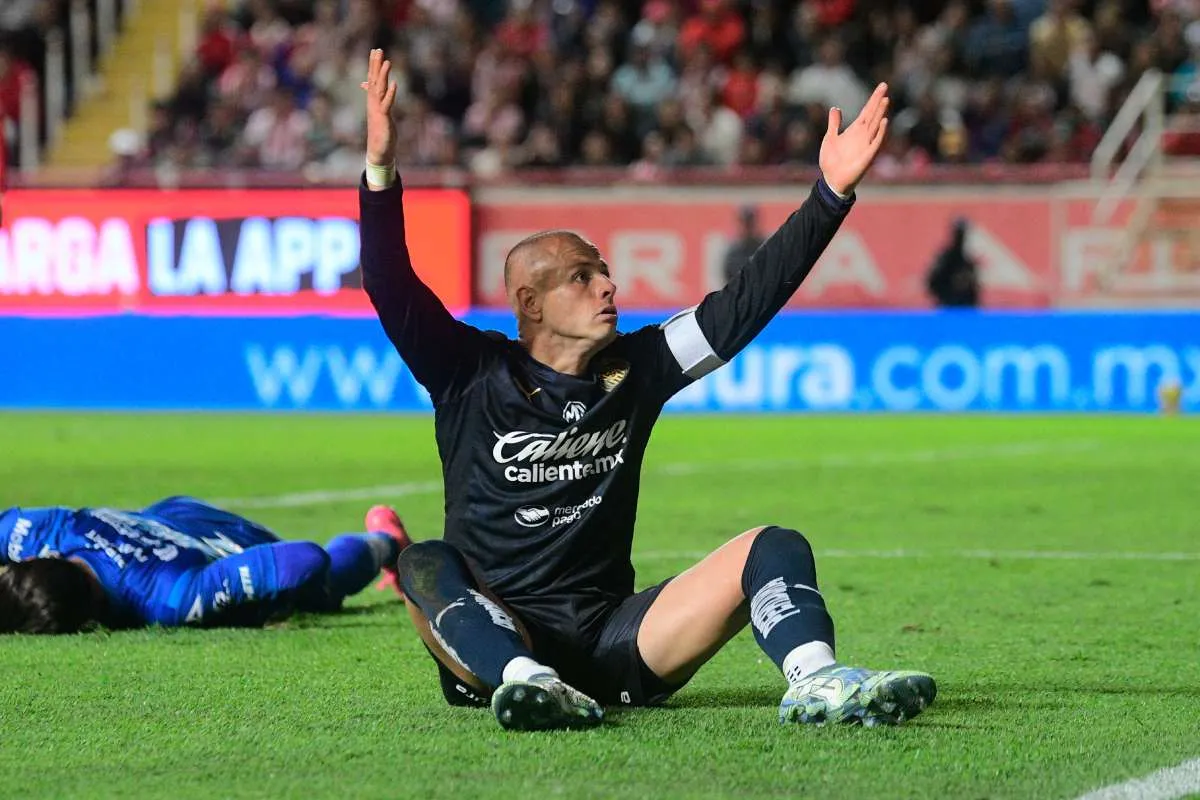 Hernández en reclamo de penal ante Necaxa