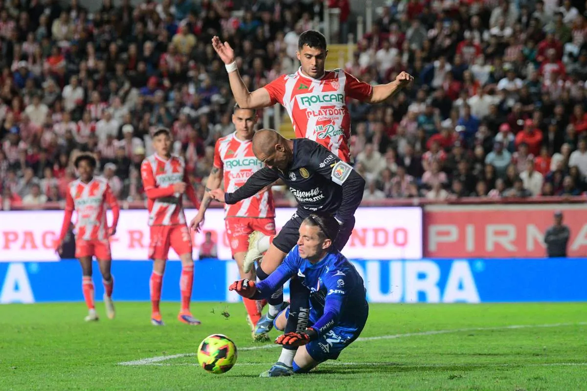 Chicharito en el partido de Chivas ante Necaxa
