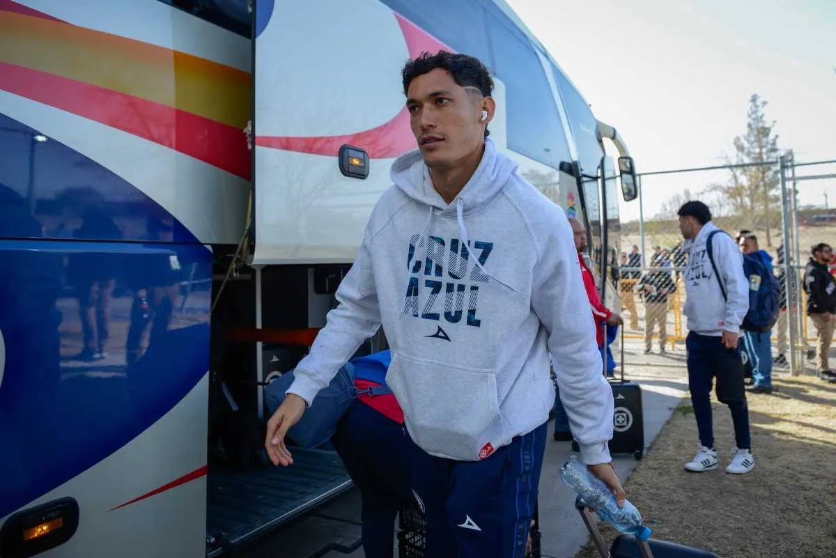 Chiquete Orozco en la llegada al Estadio Olímpico Benito Juárez