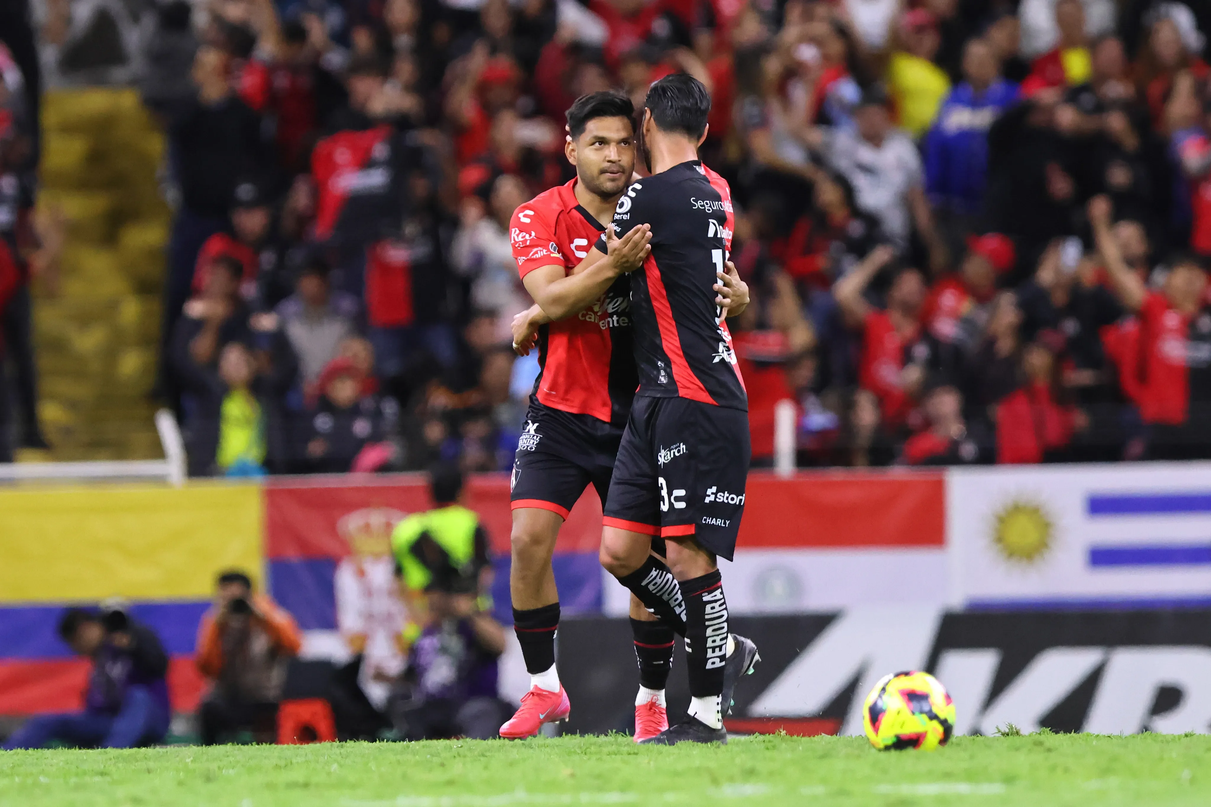 Eduardo Aguirre en festejo de gol con Atlas