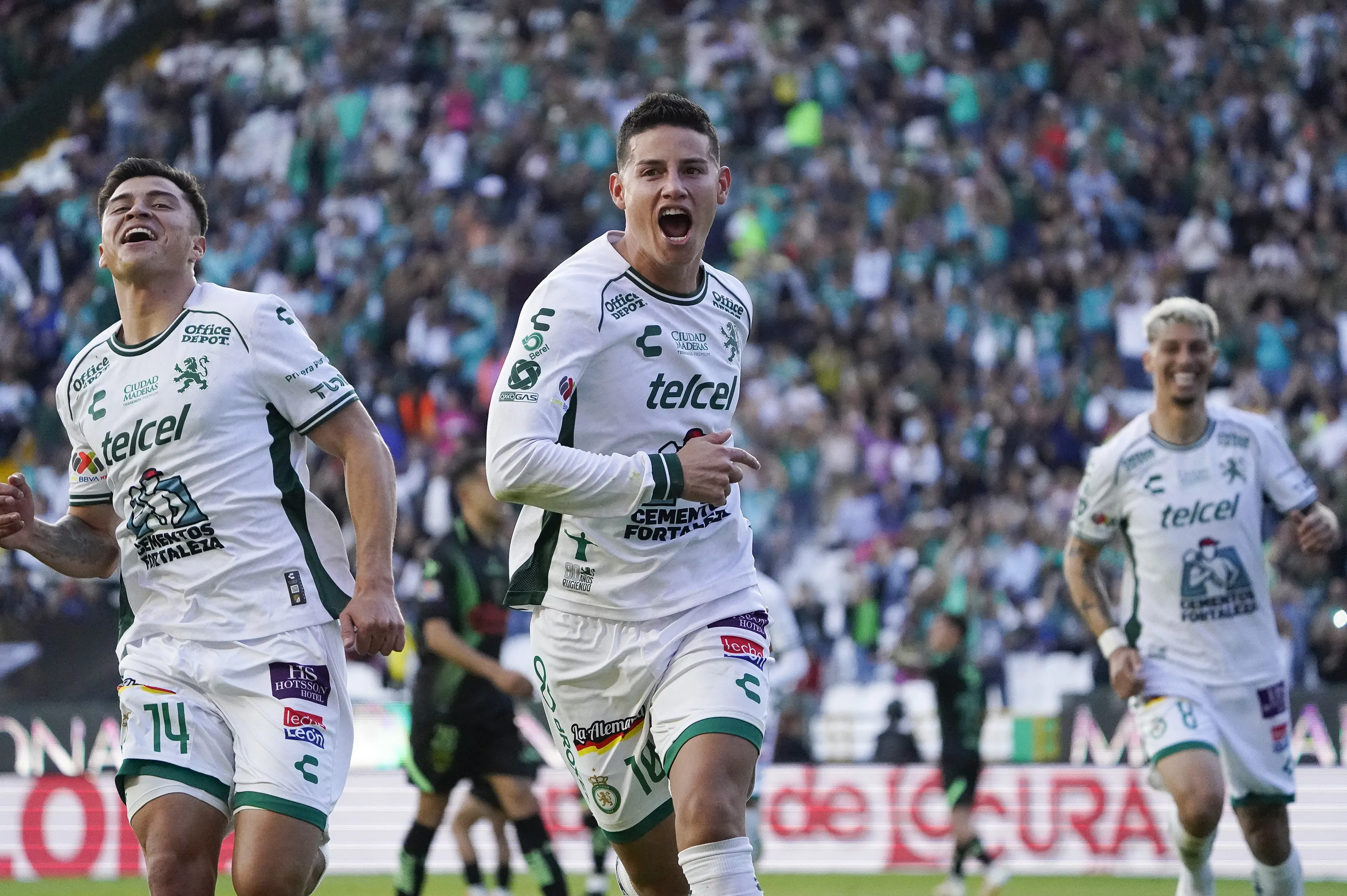 James celebra un gol con León