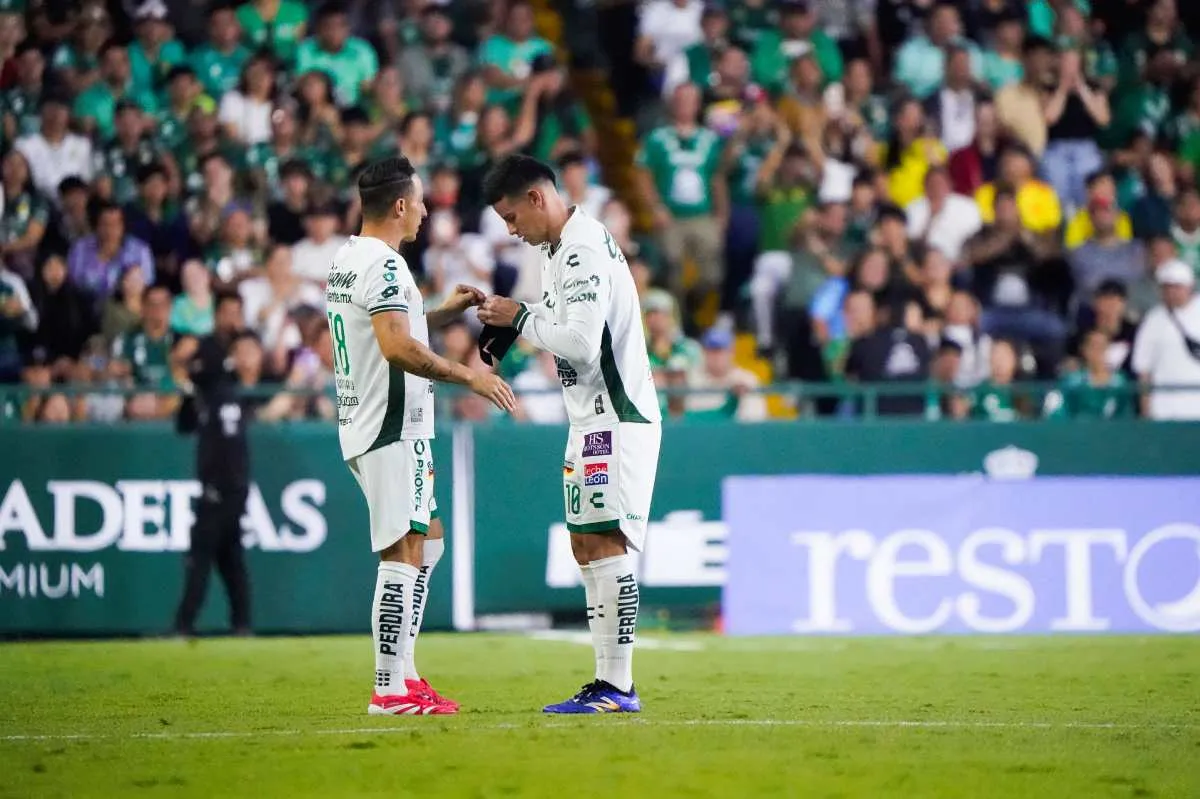 Guardado y James Rodríguez en partido de León
