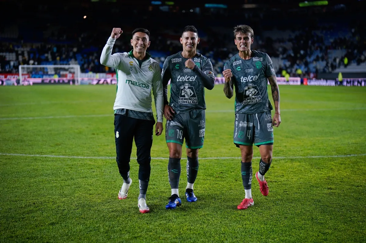 James y sus compañeros después del juego| IMAGO7