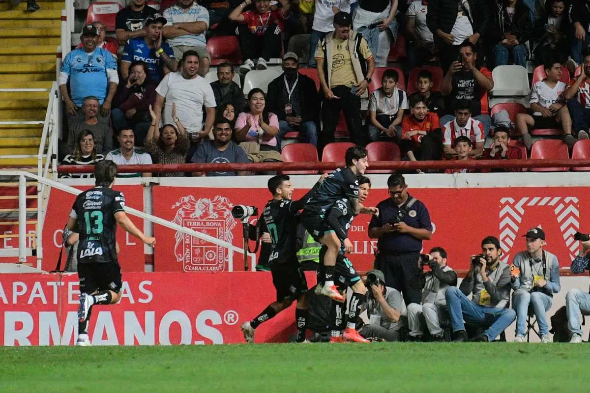 Santos llegó a tener la ventaja en el Estadio Victoria