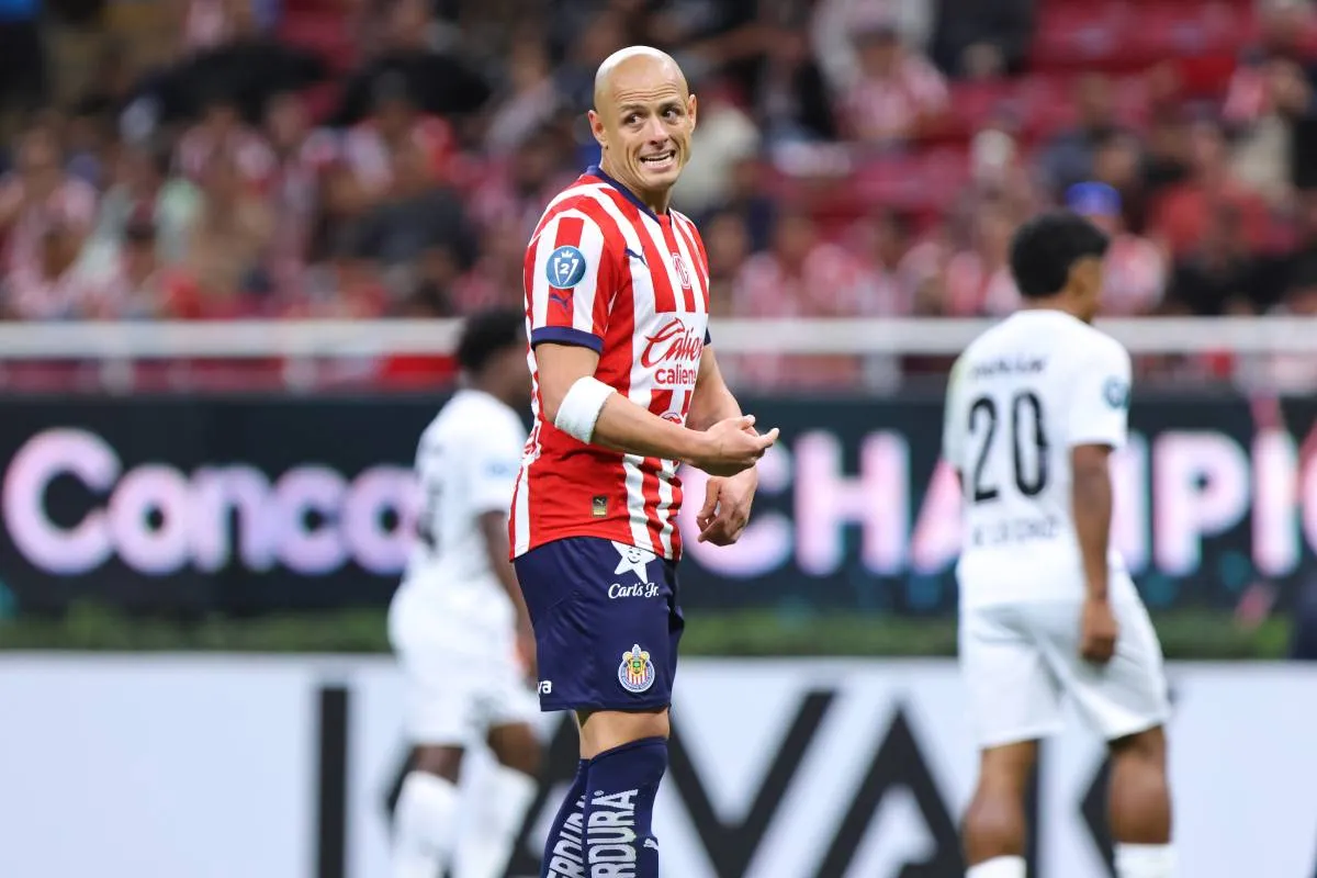 A Chicharito no le ha ido bien en su regreso al Rebaño