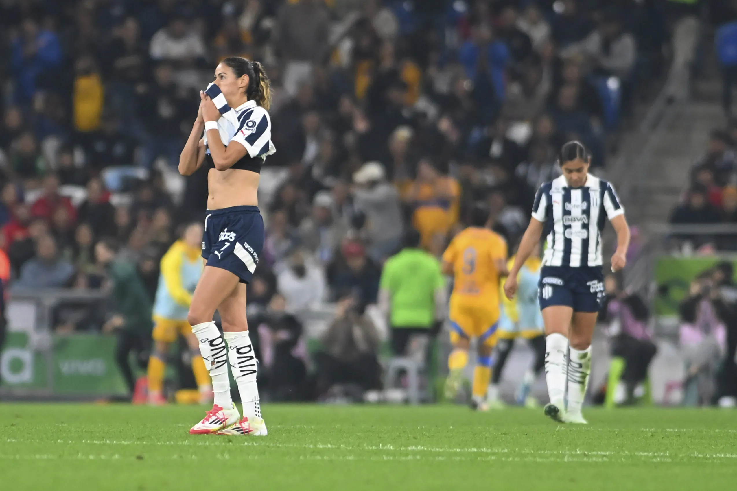 Jugadoras de Rayadas en lamento