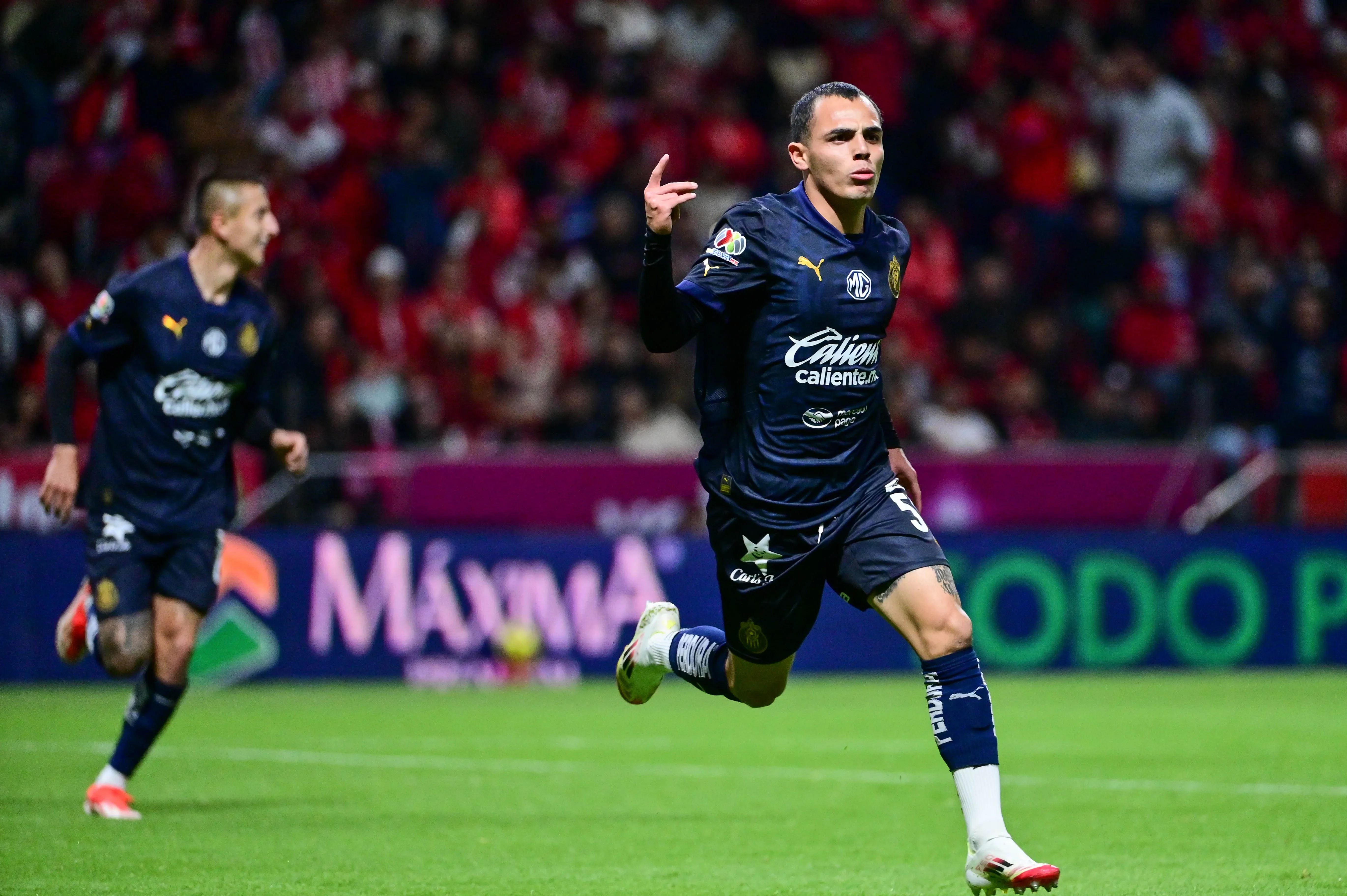 Hugo Camberos en celebración de gol ante Toluca