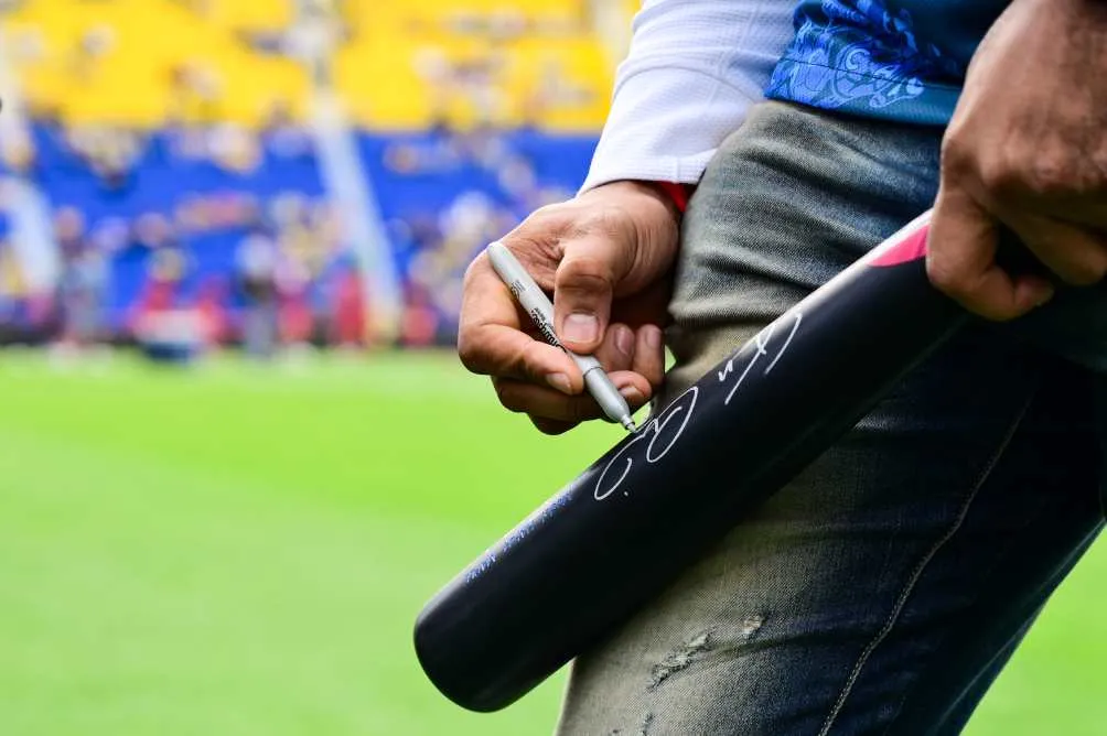 Canó firmó un bat como obsequio a las Águilas