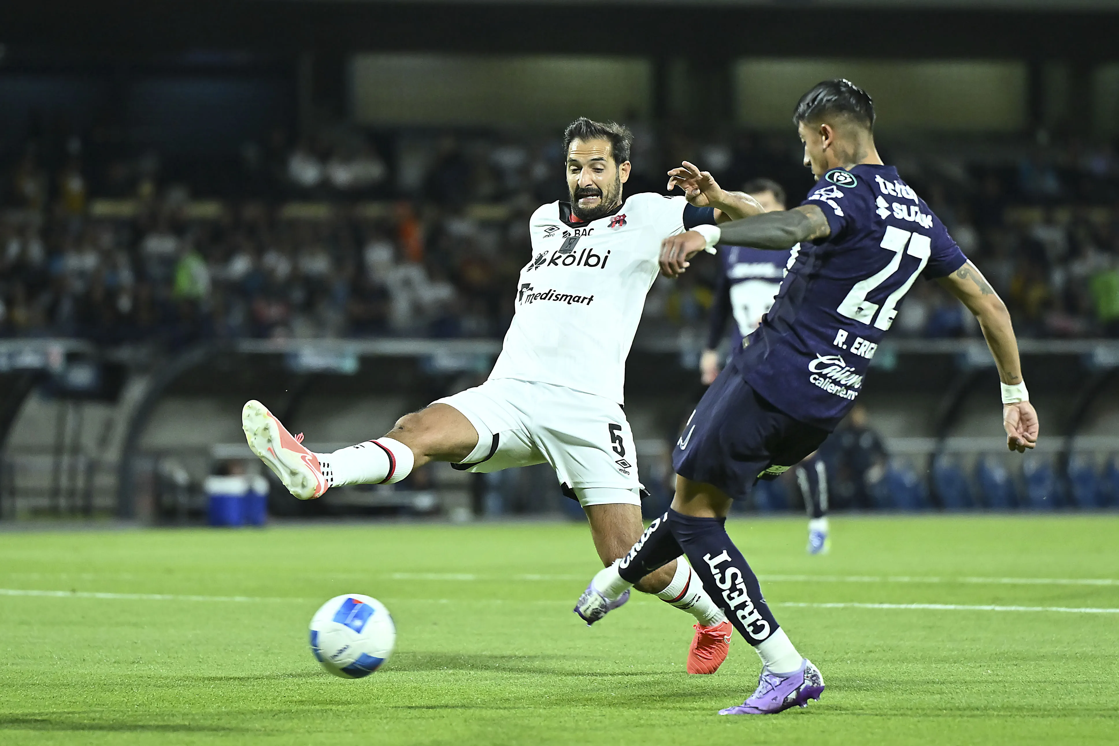 Pumas tiene la ventaja de dos goles en el global