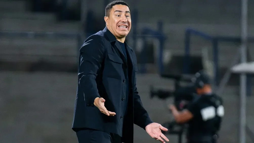 Efraín dirigiendo a Pumas | MEXSPORT