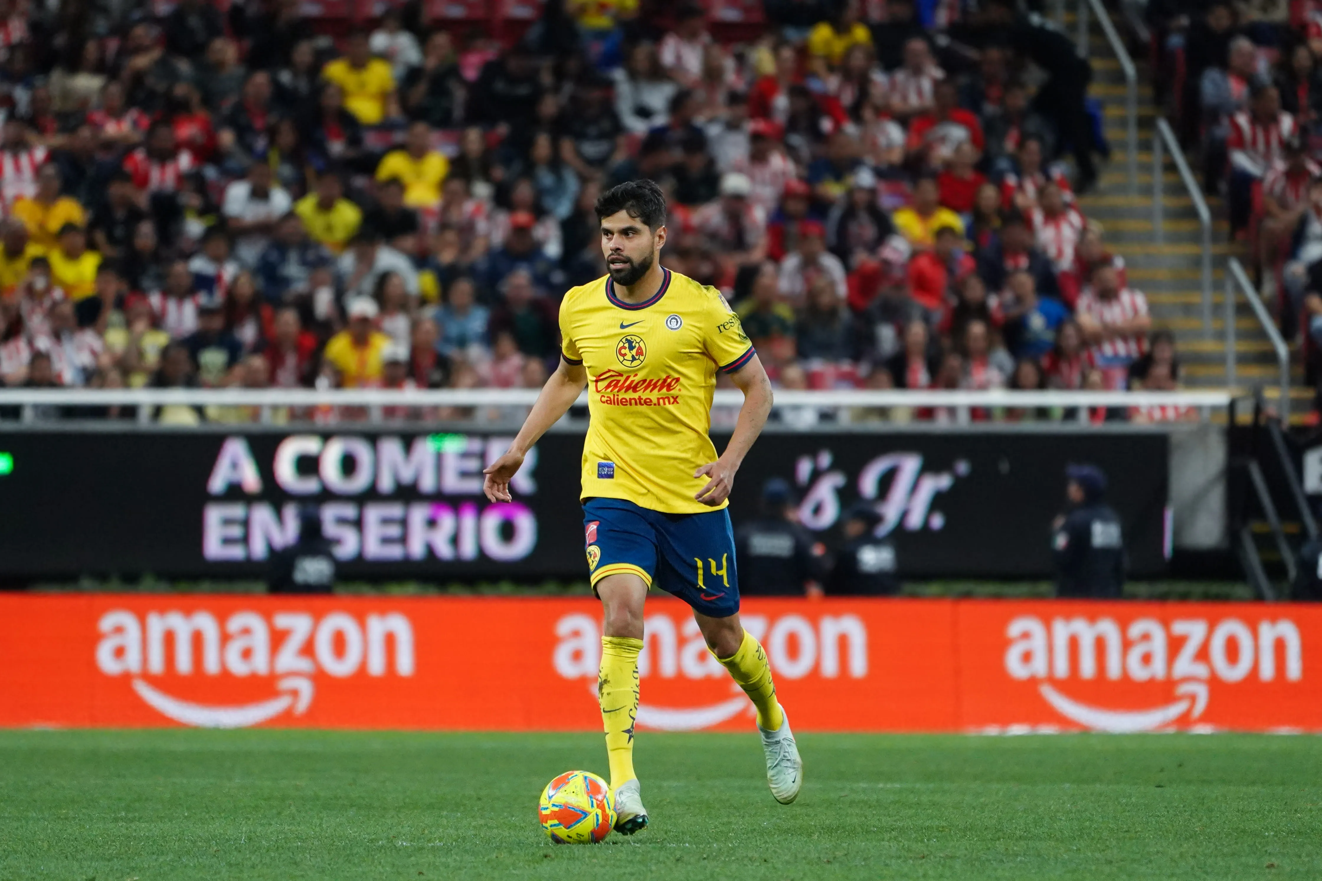 Néstor Araujo en un partido
