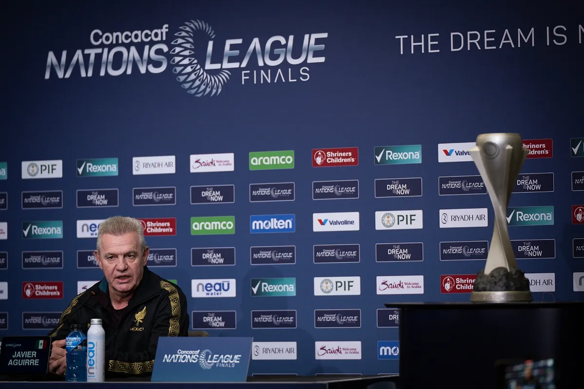 Javier Aguirre y le trofeo | IMAGO7