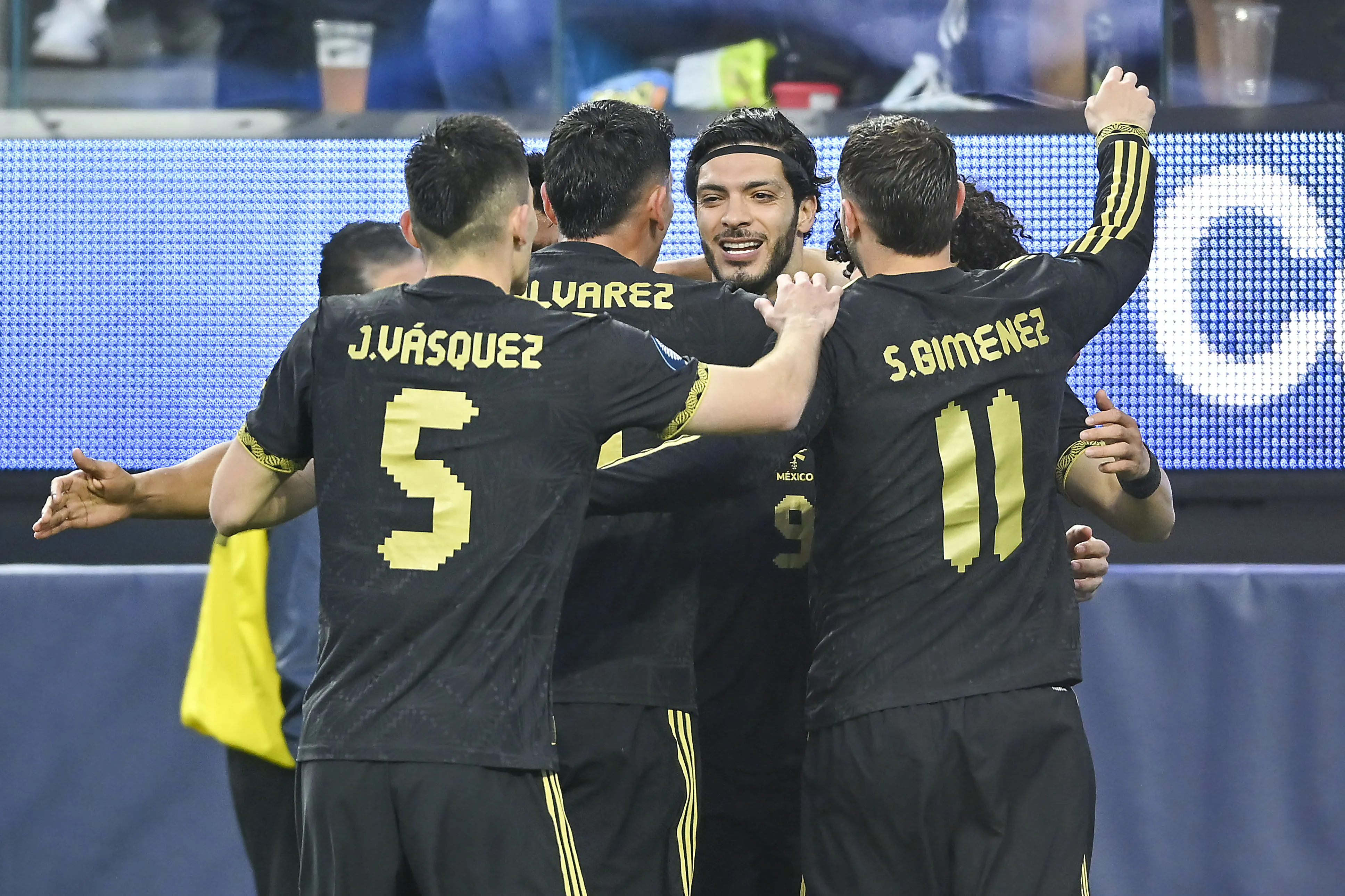 Jugadores del Tri celebran un gol