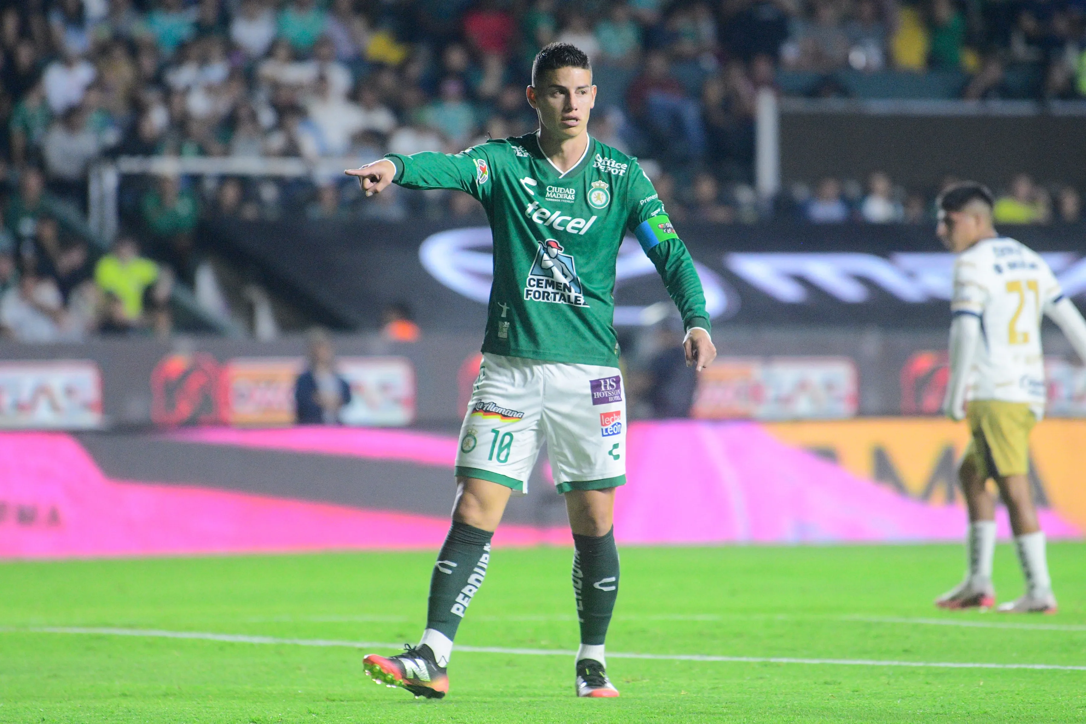 James da indicaciones durante un partido