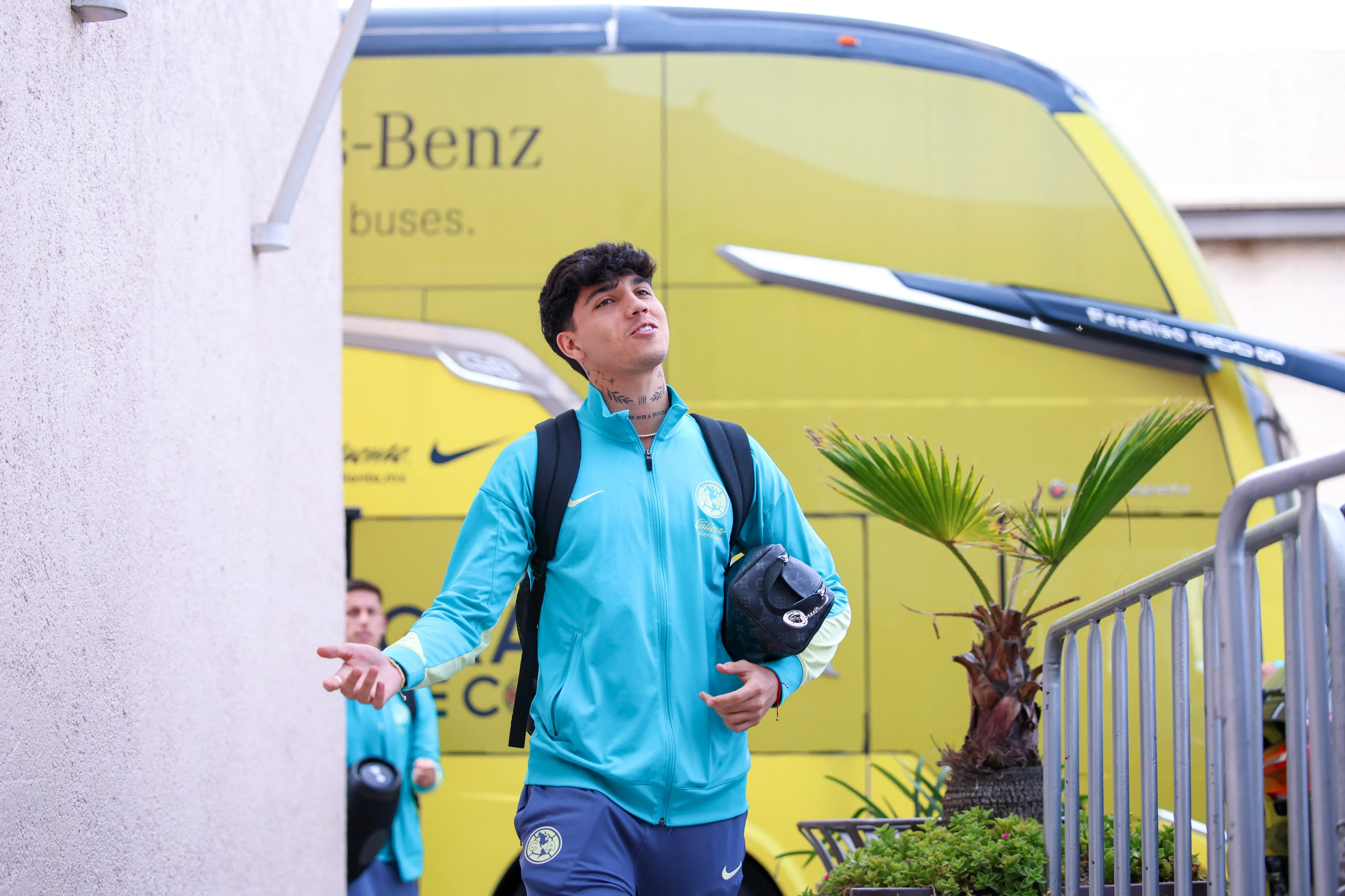 Kevin Álvarez obsequió su jersey a una pequeña