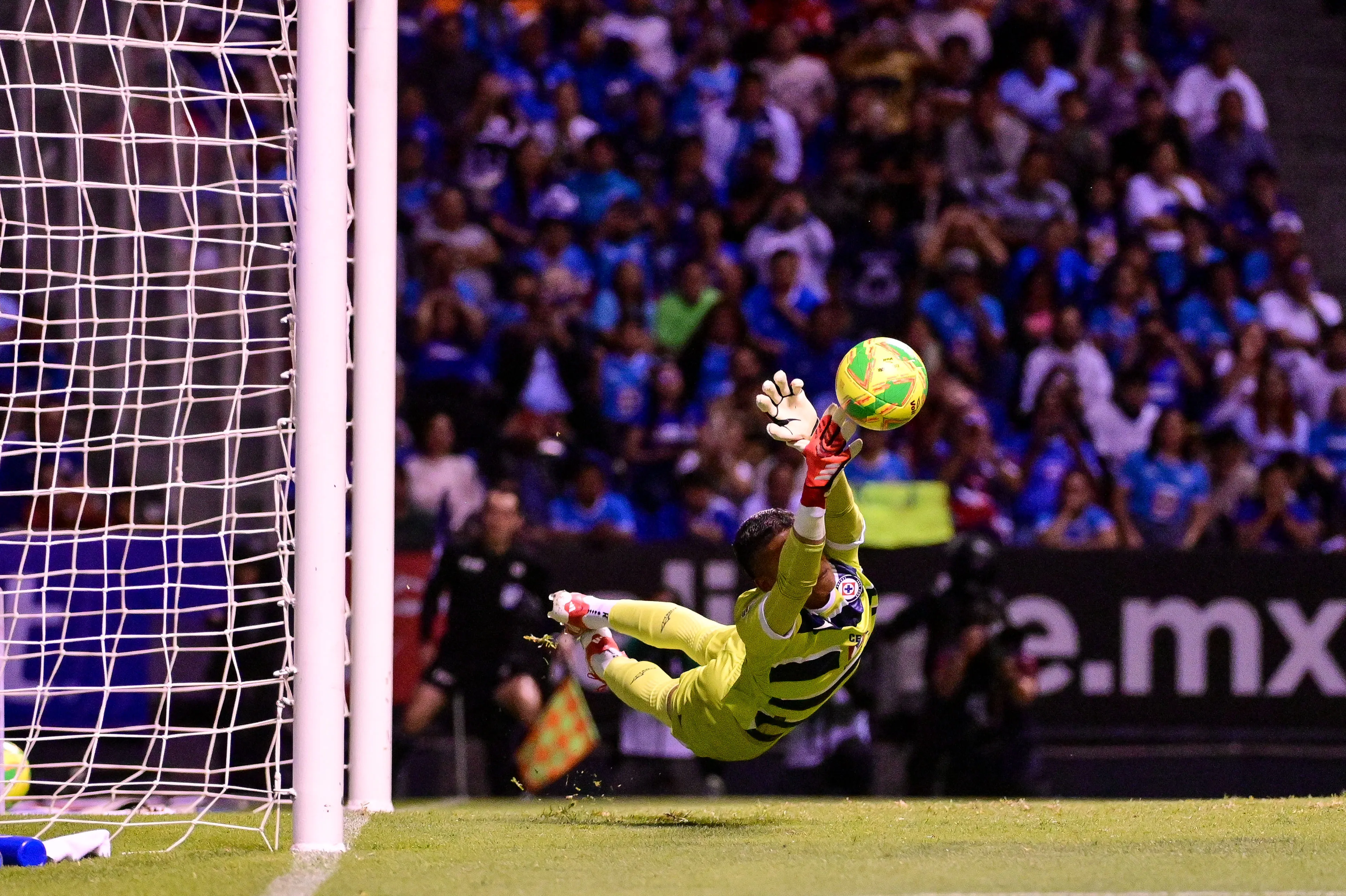 Mier atajó un penal a Nathan Silva