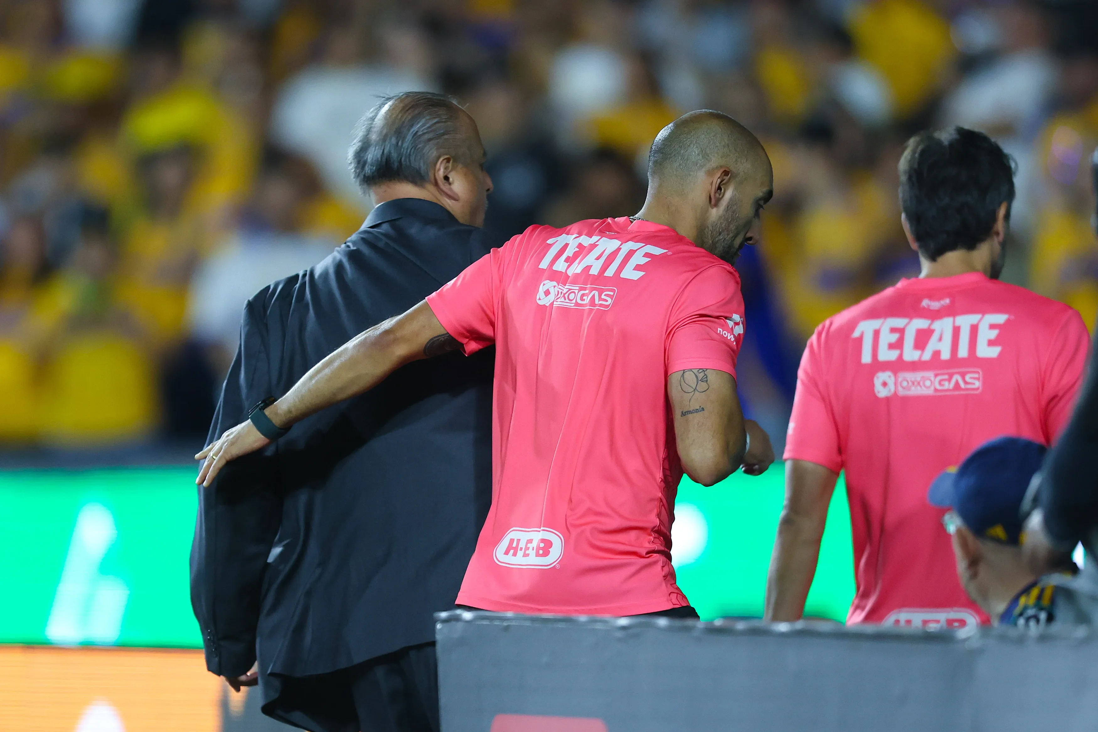 Pizarro y el auxiliar de Rayados tuvieron pleito